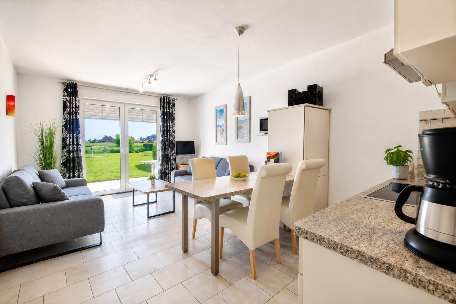 Essbereich und Küche mit Wohnbereich und Zugang zur Terrasse...