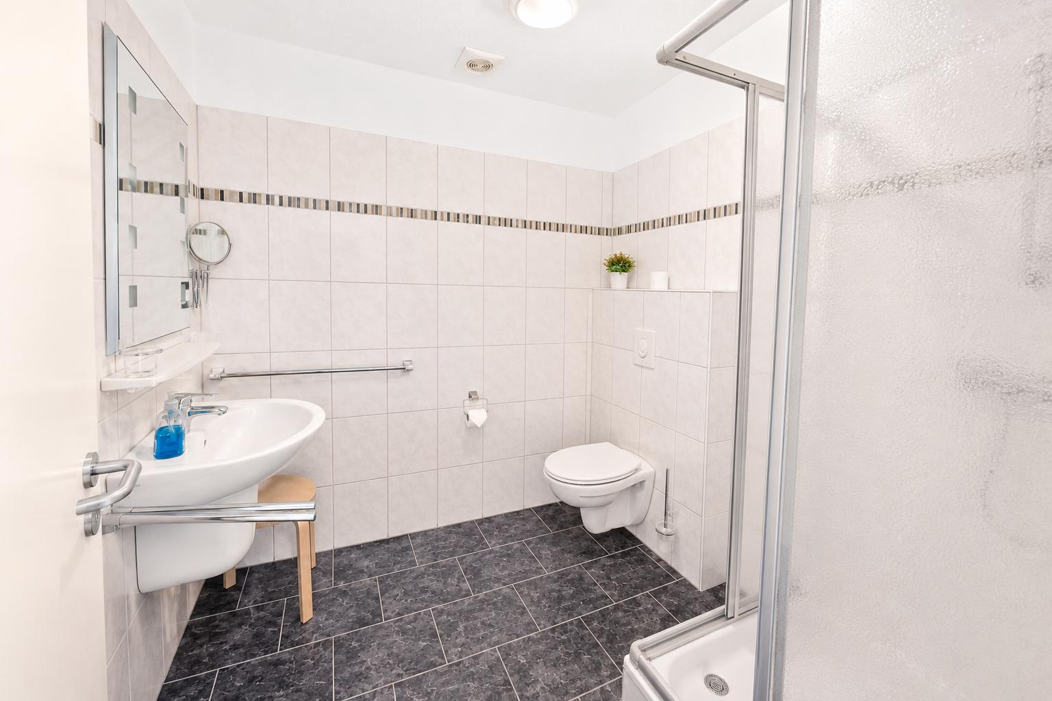Badezimmer mit Dusche oben...