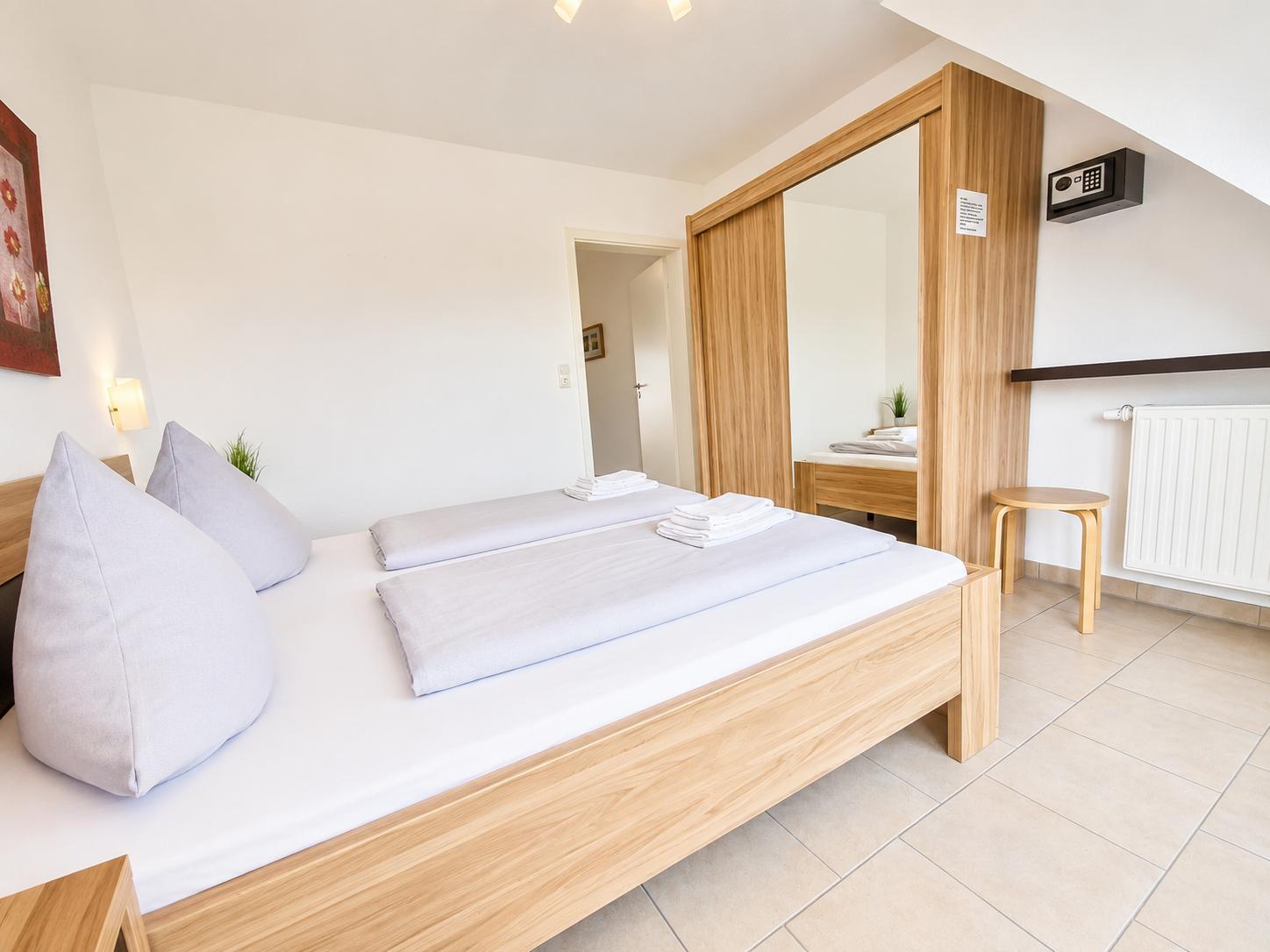 Elternschlafzimmer mit Schrank und Safe...