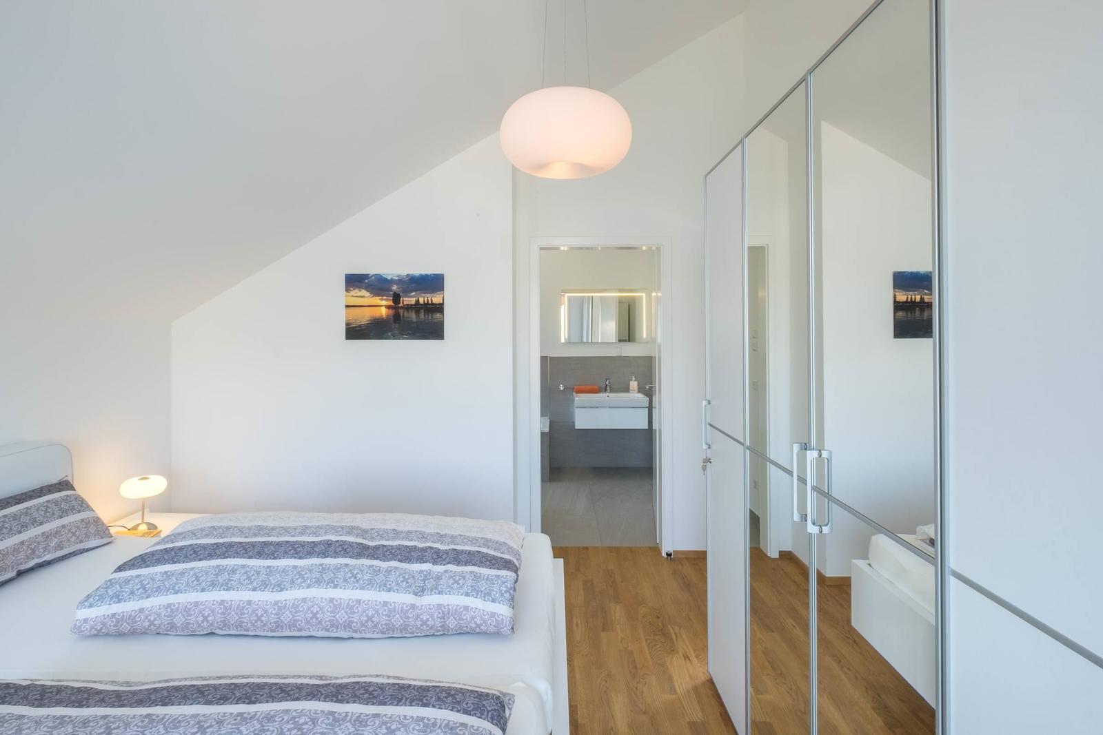 Schlafzimmer 1...