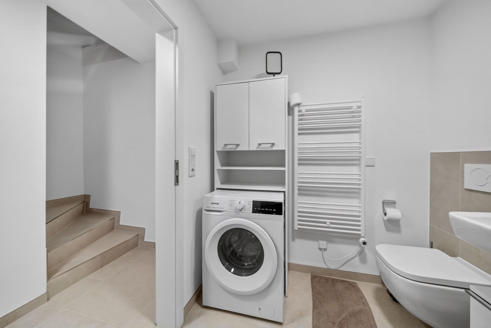 Waschmaschine in Bad mit WC und Heizung
