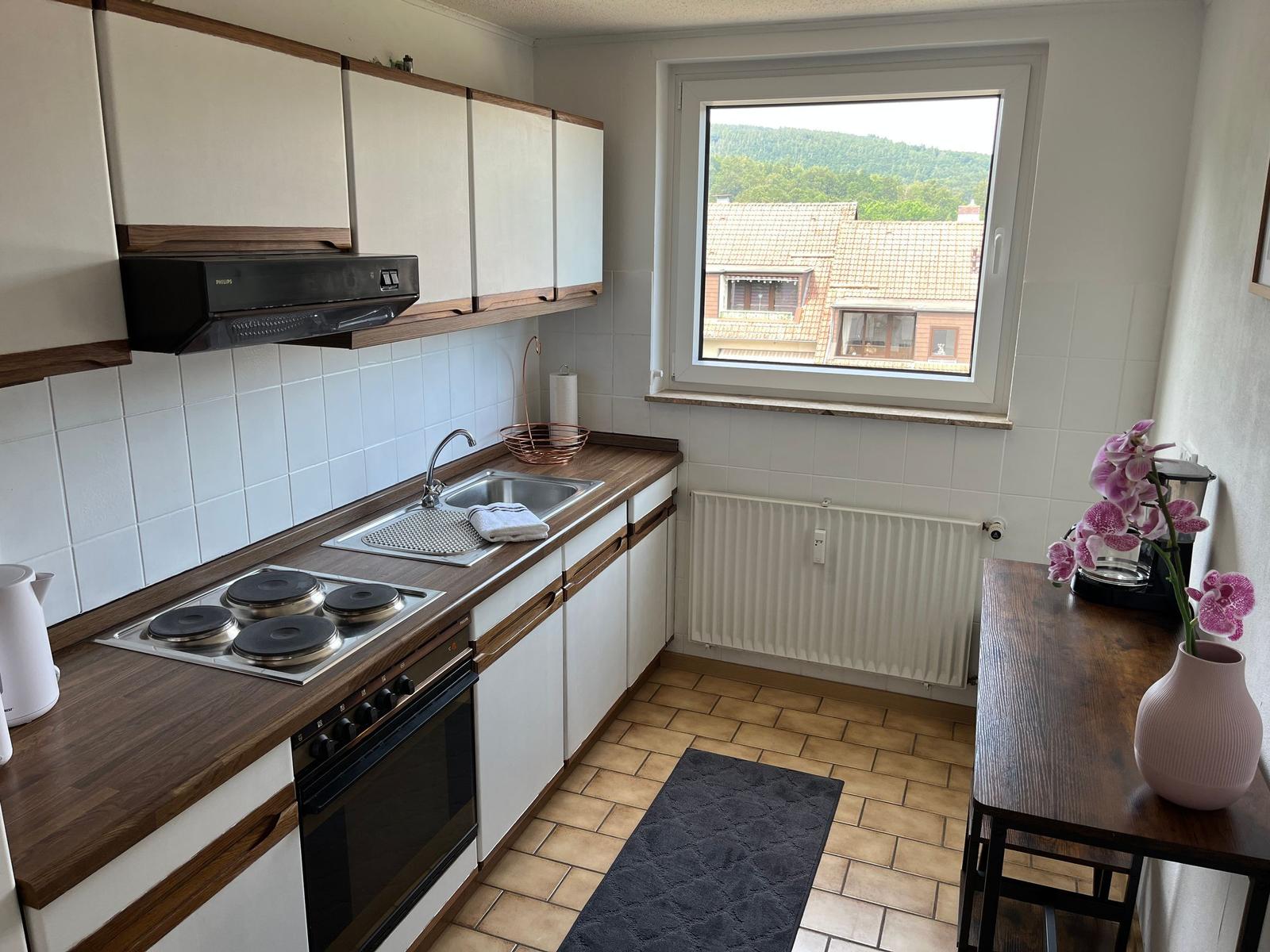 Küche mit Holz Arbeitsplatte, Fenster und Heizkörper