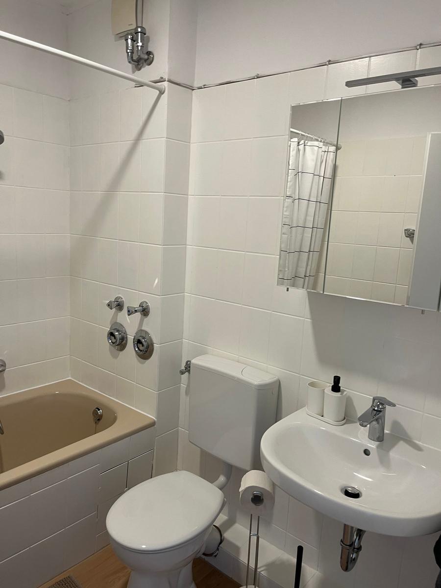 Badezimmer mit Badewanne, Toilette und Waschbecken.