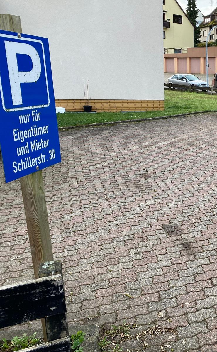 Parkplatz für Eigentümer und Mieter an Schillerstr. 30 mit P-Schild und gepflastertem Boden.