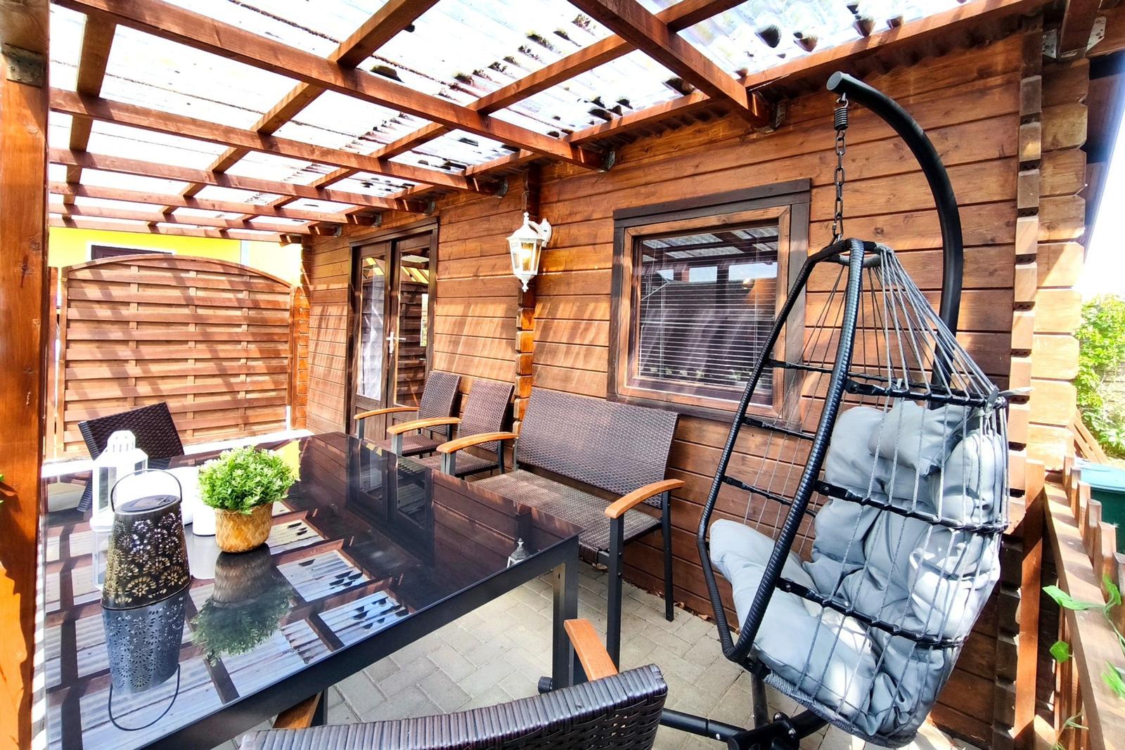 Überdachte, gemütlich möblierte Terrasse für entspannte Stunden im Freien