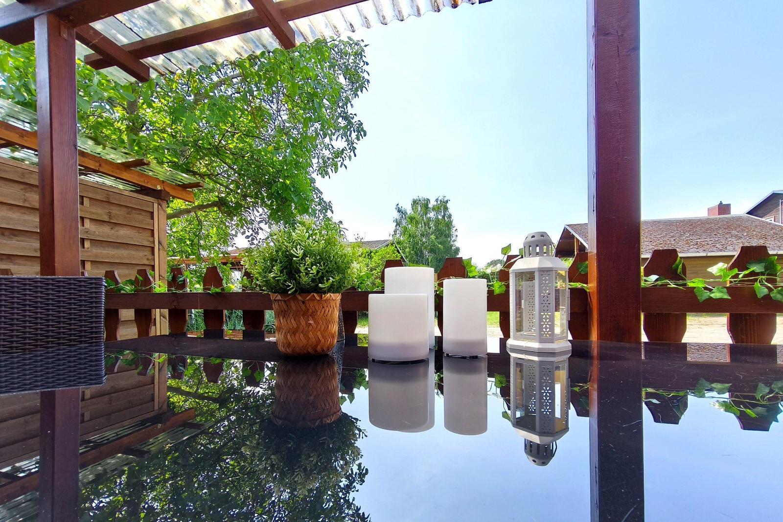 Idyllischer Sitzplatz auf der Terrasse zum Frühstücken an der frischen Ostseeluft