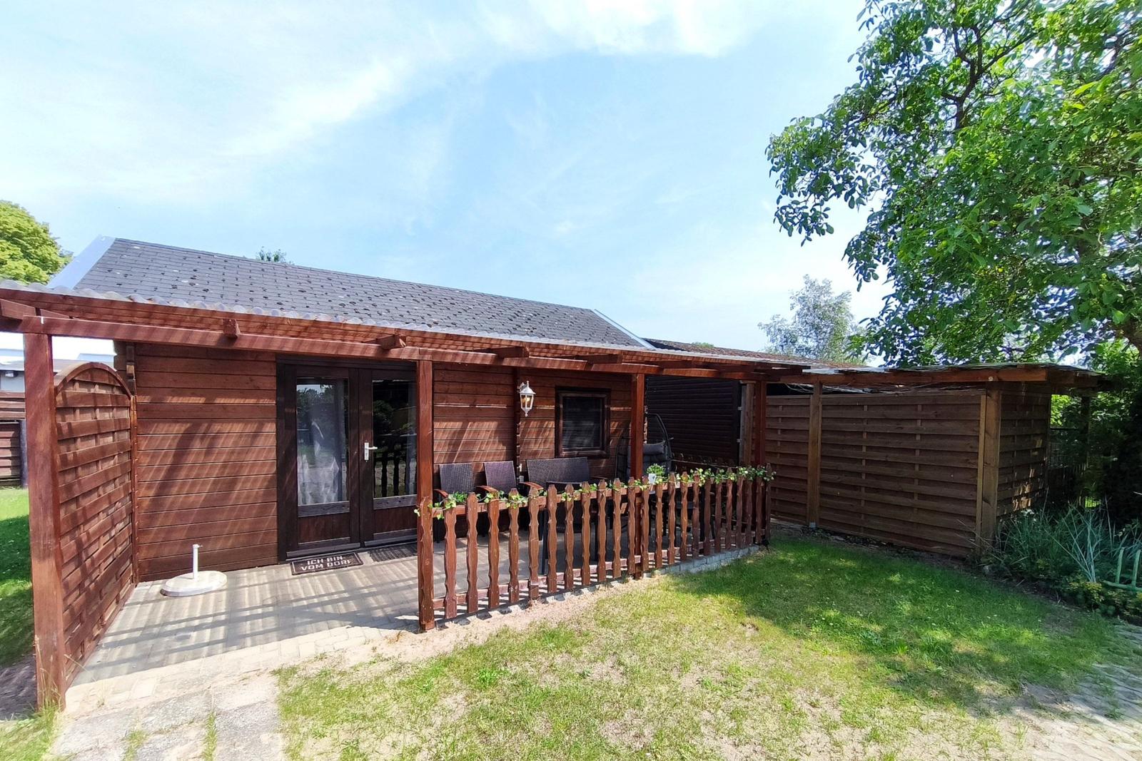 Außenansicht des charmanten Ferienbungalows Seestern im ruhigen Ostseebad Loddin