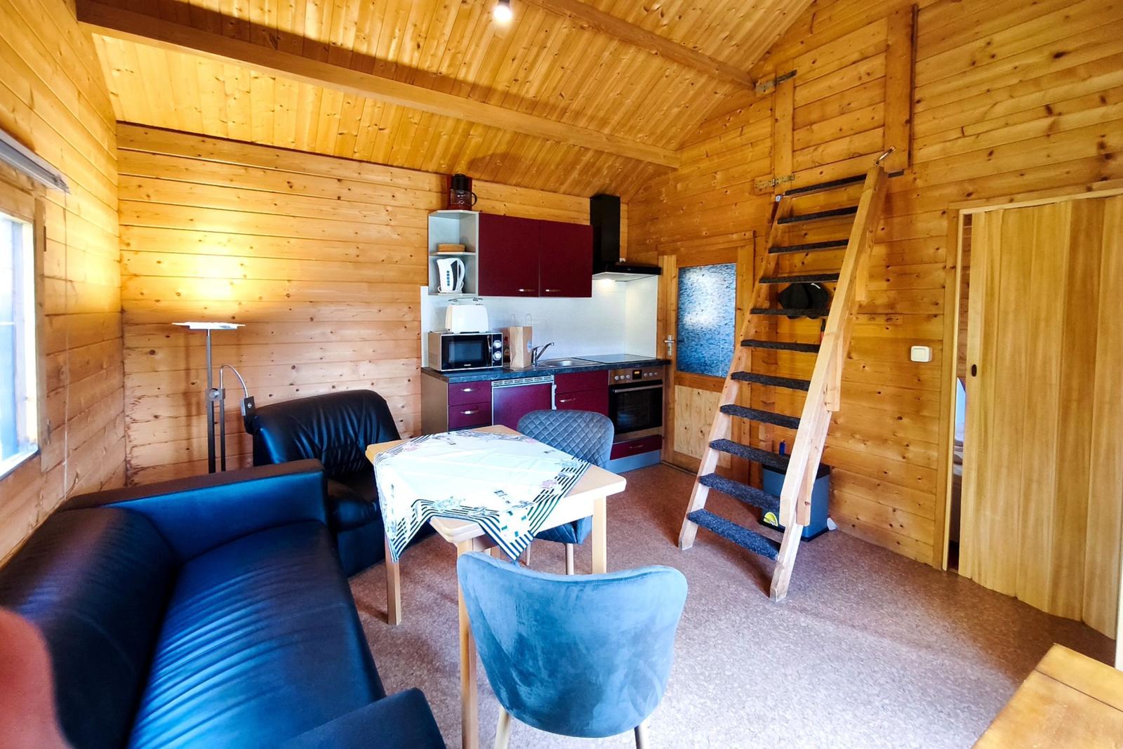 Großzügiger Wohnraum mit komfortabler Couchlandschaft für erholsame Stunden