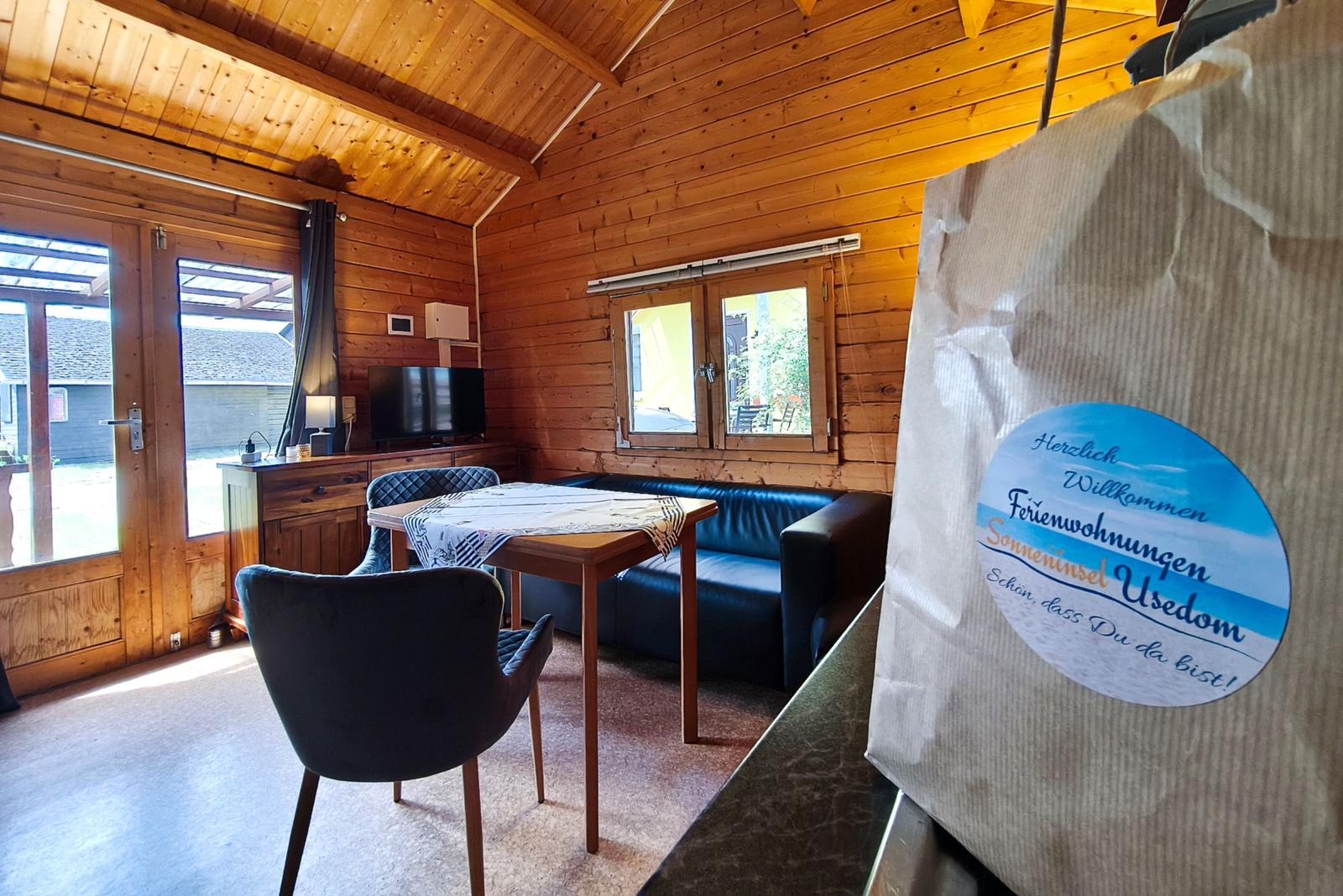 Herzlicher Willkommensgruß auf dem Esstisch für Ihren Ostseeurlaub