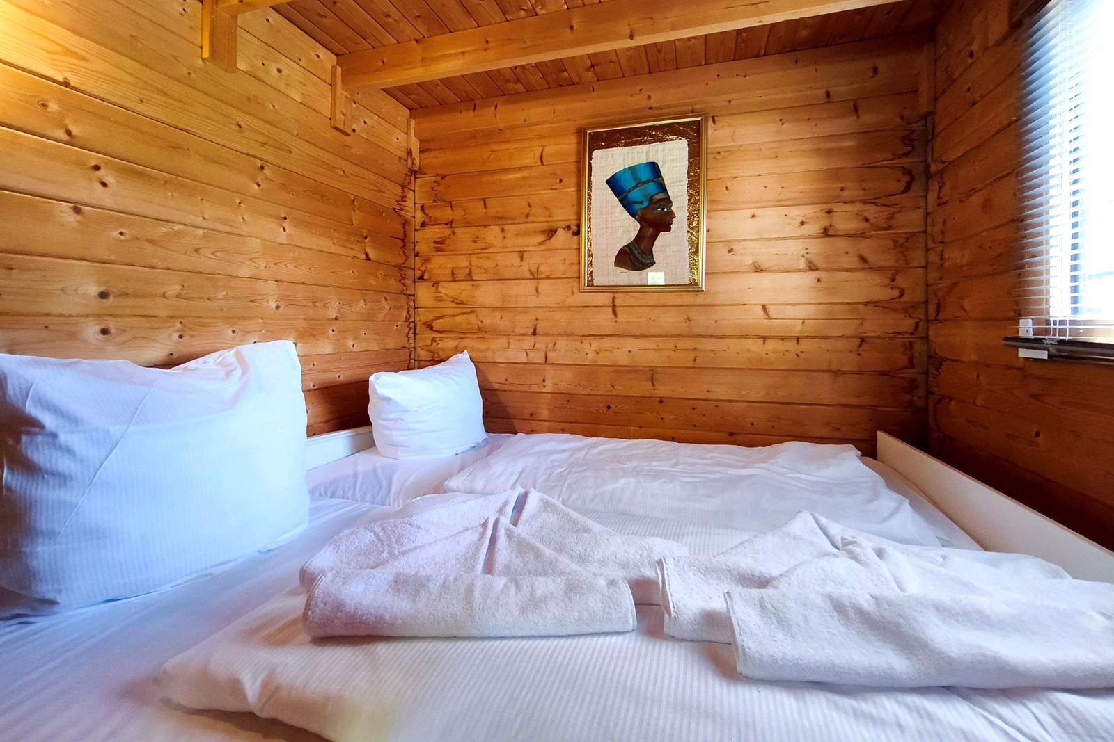Behagliches Schlafzimmer im Erdgeschoss mit bequemem Doppelbett