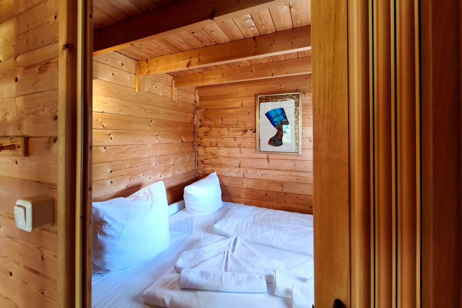 Ruhiger Schlafraum mit wohnlicher Holzvertäfelung für erholsame Nächte
