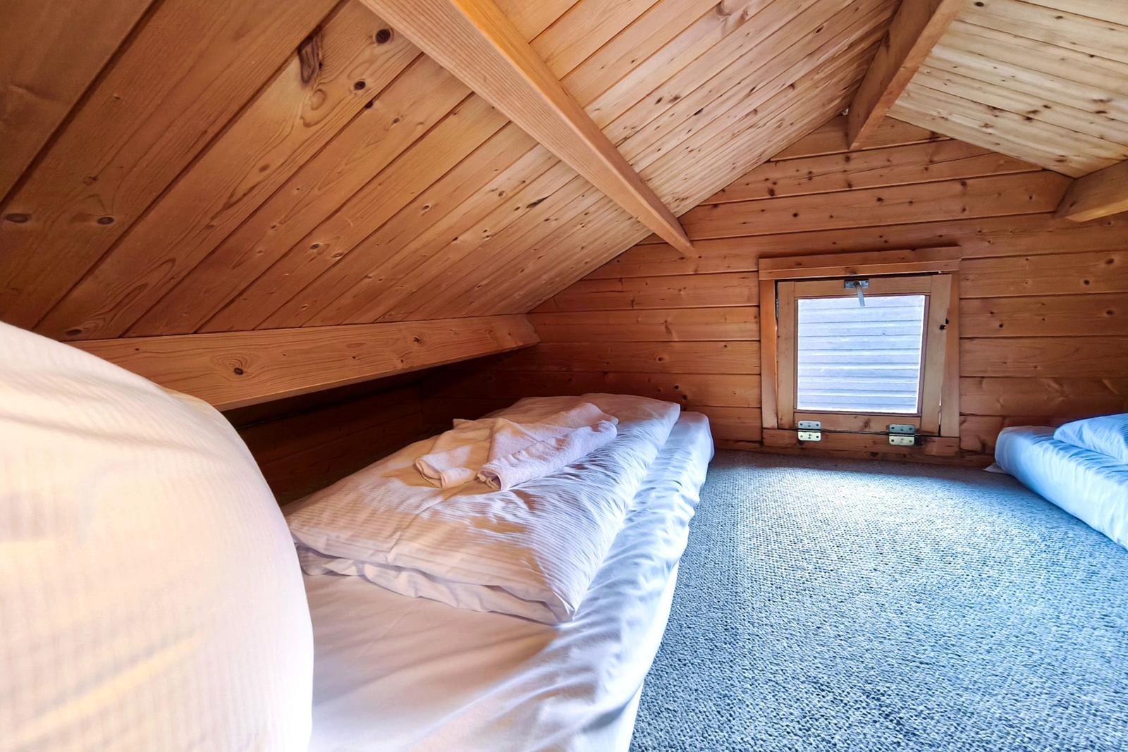 Zweites Schlafzimmer mit zwei getrennten Einzelbetten – ideal für Kinder