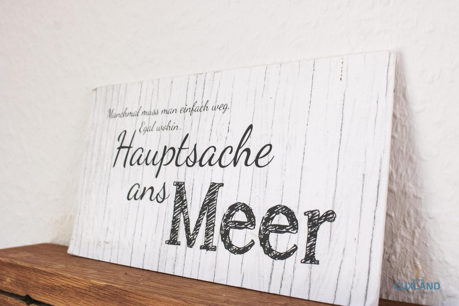 Schild mit der Aufschrift: Hauptsache ans Meer.