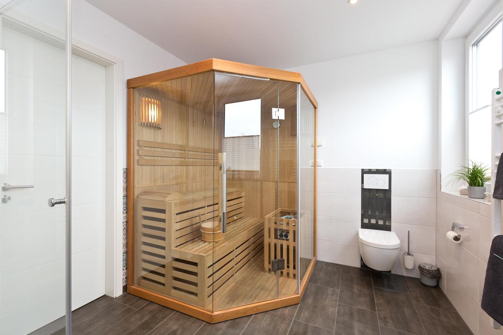 Duschbad mit Holzsauna, Toilette und Fenster