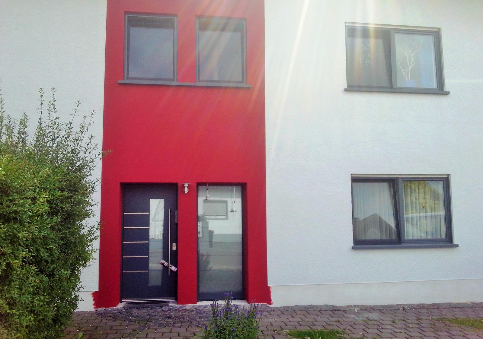 Sie parken direkt vor der Haustür und gehen barrierefrei und ebenerdig ins Haus und in Ihre Wohnung.