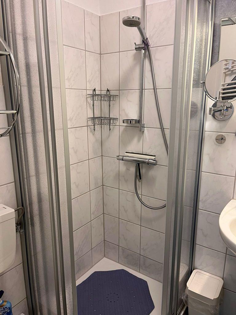 Das moderne und frisch renovierte Bad, mit Handtuchheizung, Fön, Makeup Spiegel.