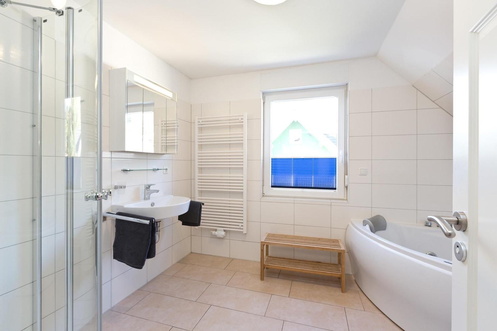 Badezimmer mit Dusche, Badewanne und Waschbecken
