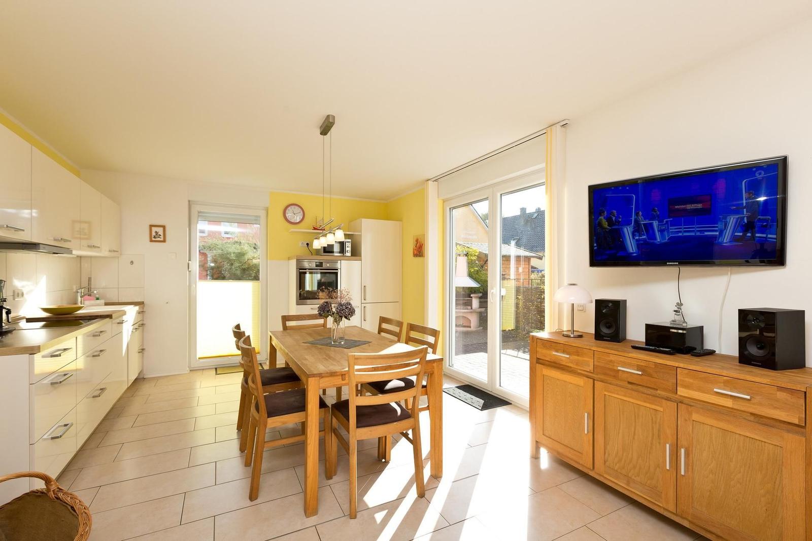 Küche mit Esstisch, TV und Terrassentür