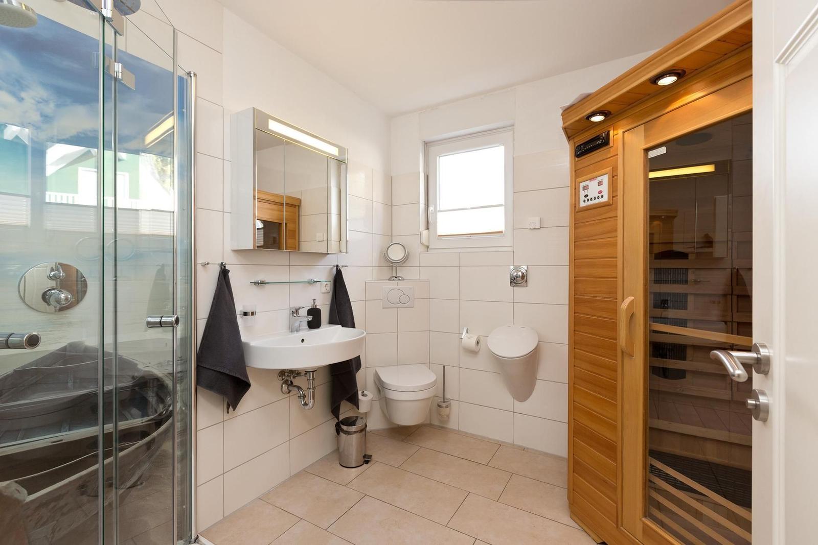 Bad mit Dusche, Waschbecken, Toilette und Sauna