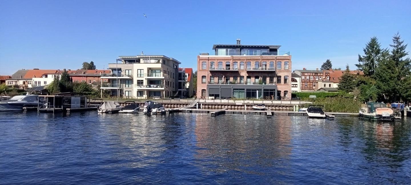 Hafen mit Booten und modernen Gebäuden am Ufer