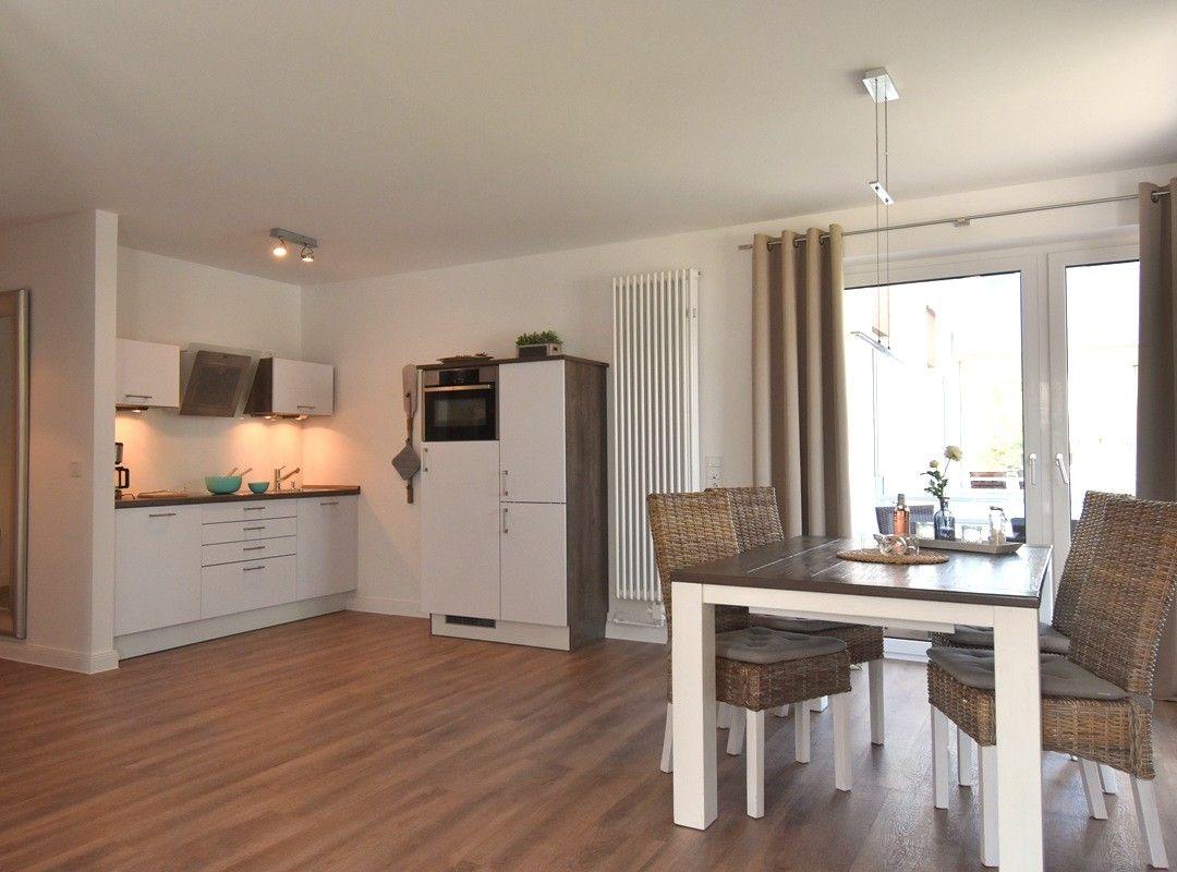 Küche mit Essbereich, Holzboden und Fenster zur Terrasse