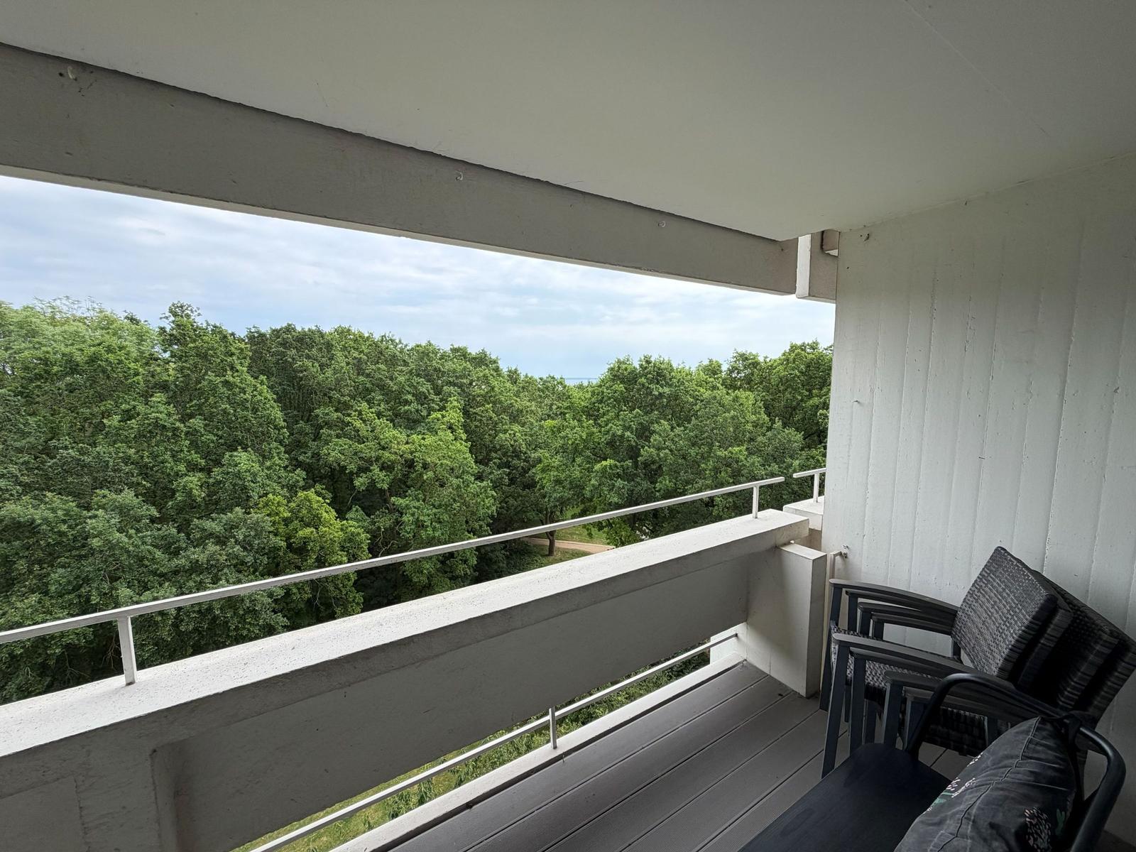 Terrasse mit Blick auf grüne Bäume und Horizont