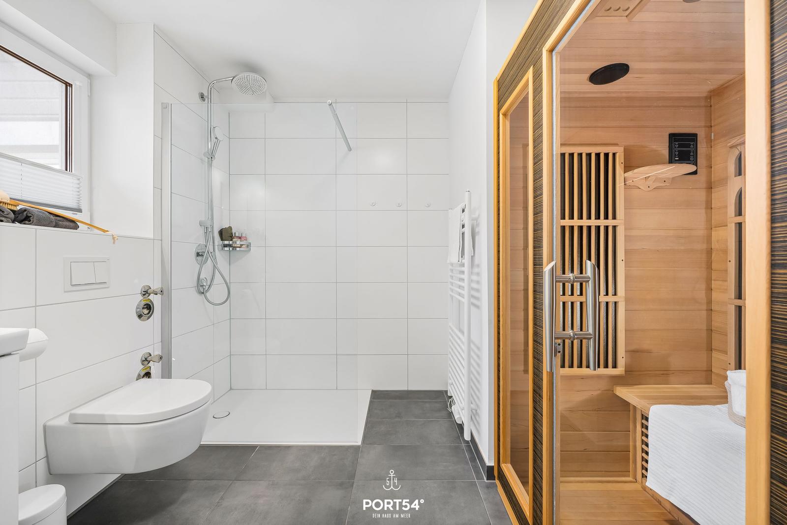 Bad mit Dusche und Sauna im Anschluss