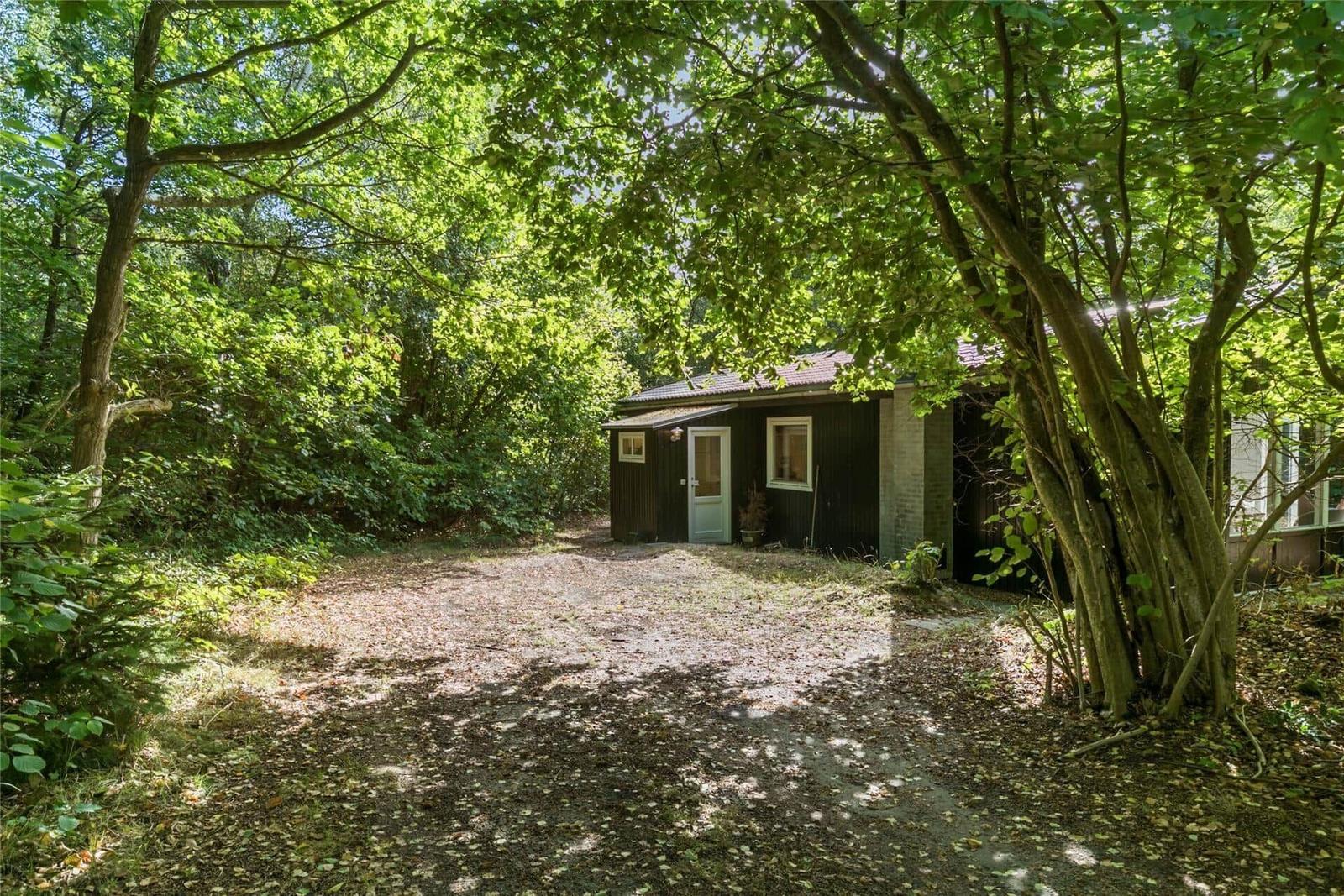 Holzhaus im Wald mit Lichtdurchflutetem Hof