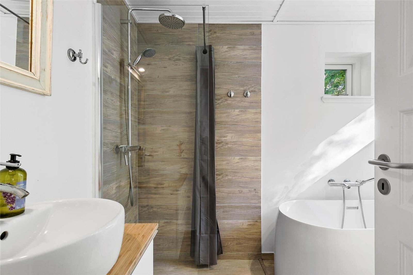 Badezimmer mit Dusche, Badewanne und Waschbecken