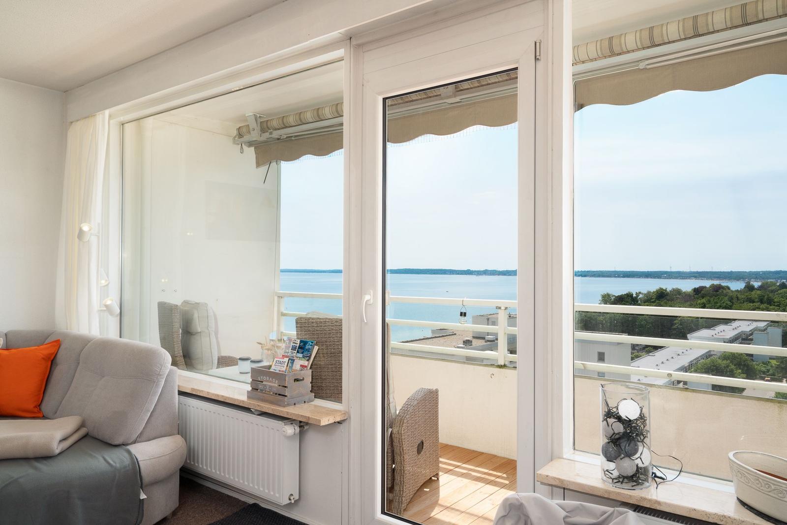 Wohnzimmer mit Balkon und Blick auf Wasser