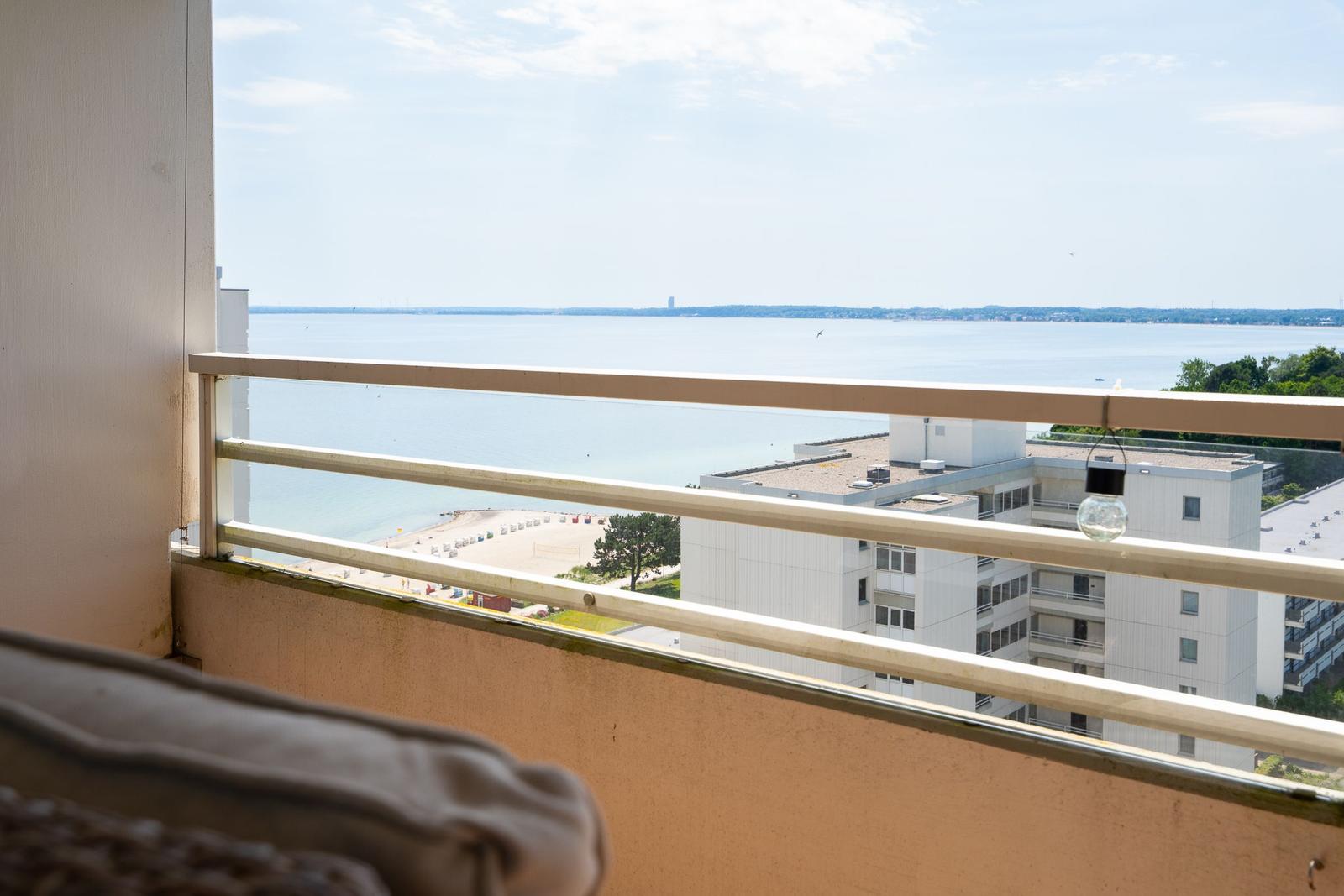 Balkon mit Meerblick auf Strand und Gebäude
