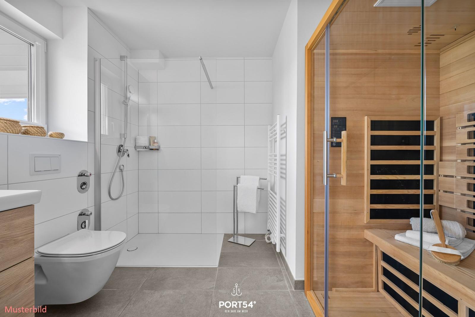 Badezimmer mit Dusche und Sauna. Holzverkleidung und moderne Sanitärtechnik.