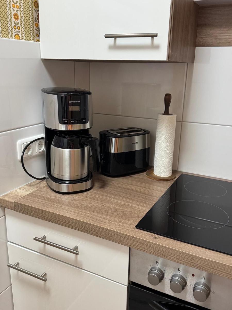 Küchenzeile mit Kaffeemaschine, Toaster und Kochfeld
