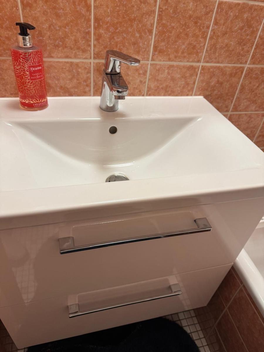 Waschbecken mit Spiegel und Handtuchhalter