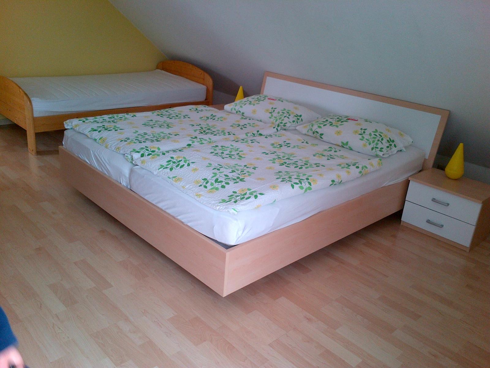 Großes Schlafzimmer mit Doppelbett, Einzelbett und Kleiderschrank