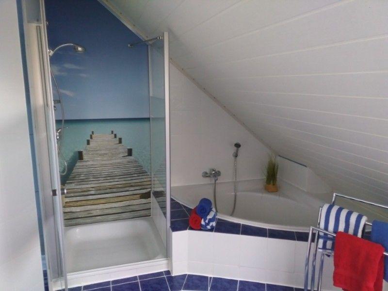 Bad mit Dusche und Badewanne