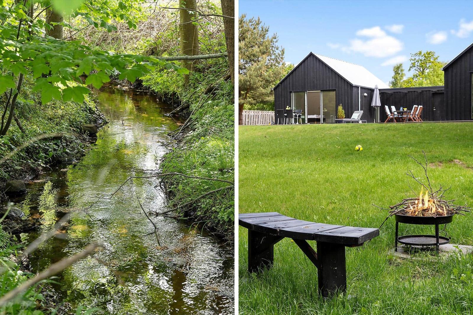 Ein Fluss durch einen Wald und eine moderne Hütte mit Garten und Feuerstelle.