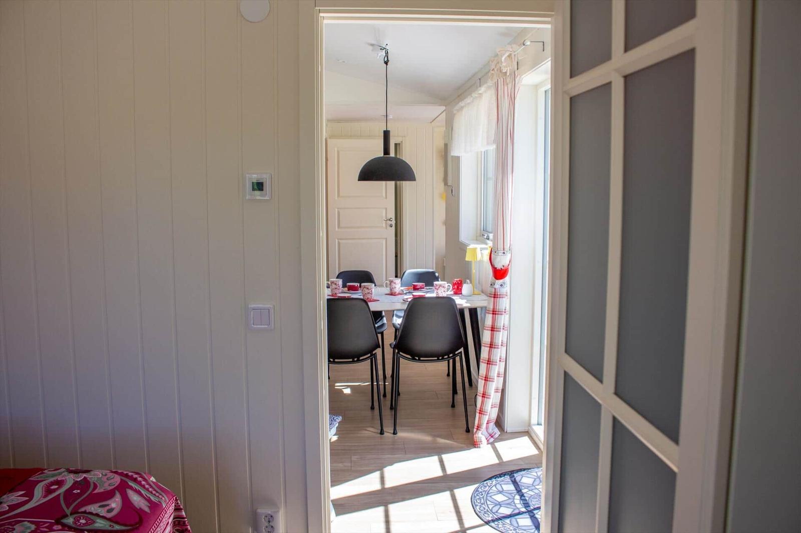 Durchgang in Esszimmer mit Tisch, Stühlen und Fenster