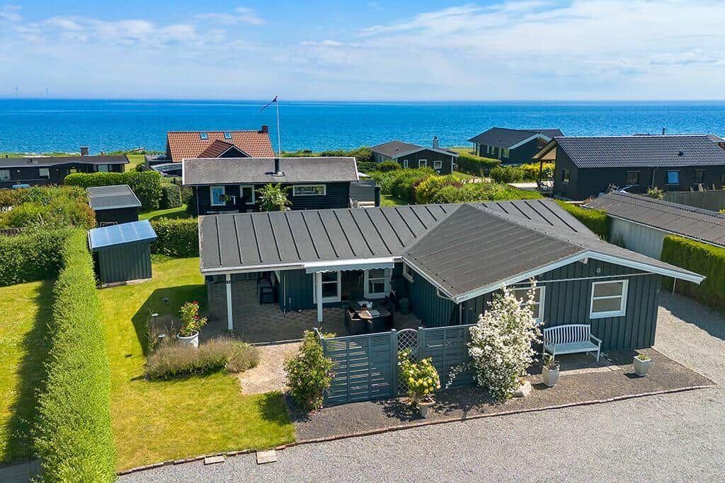 Moderne Strandvilla mit Garten und Blick auf das Meer.