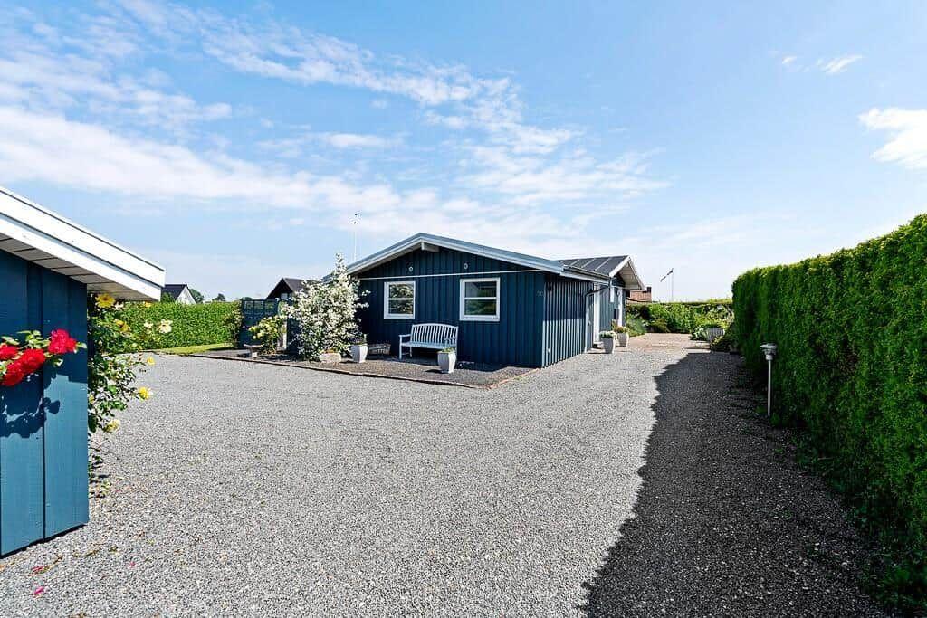 Blauer Holzblock mit Gartentraum und Steingartenweg