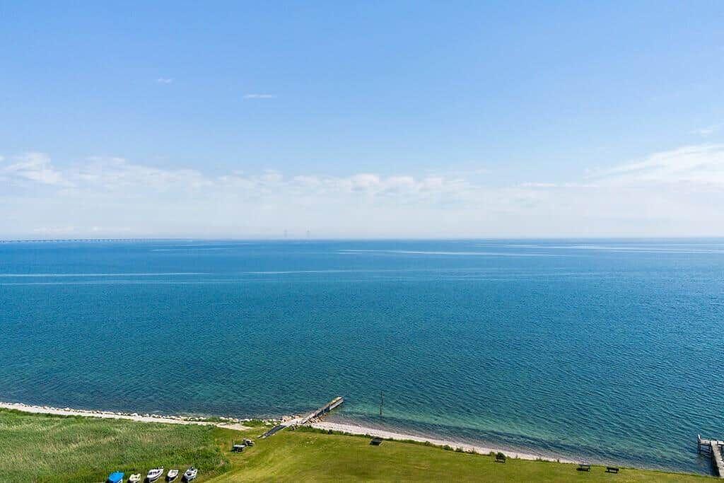 Weitläufiger Blick auf das Meer mit Strand und Booten