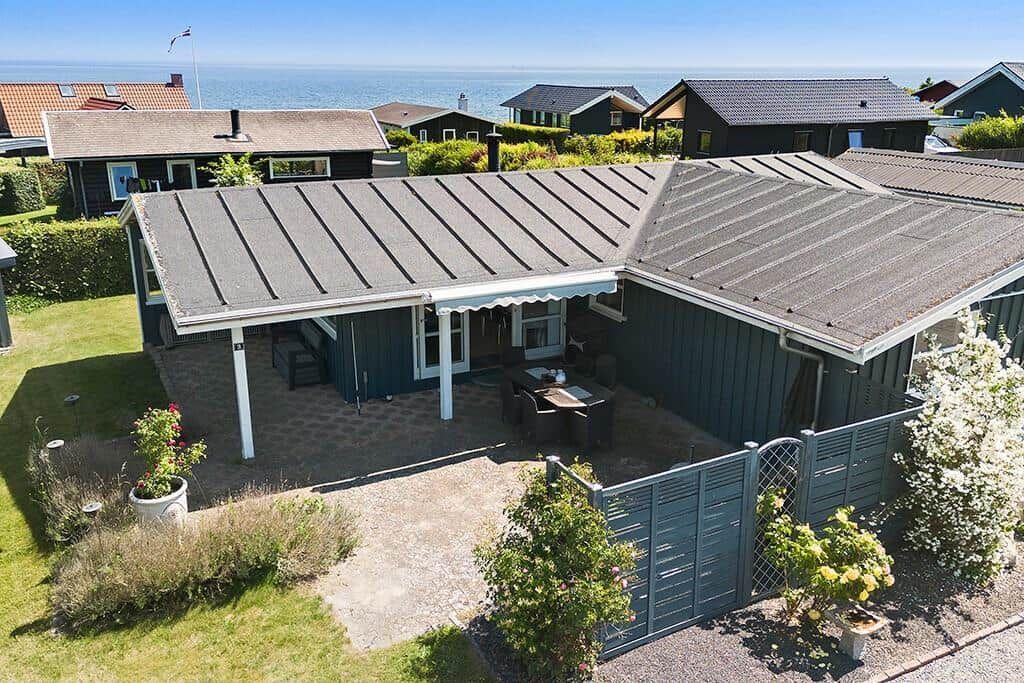 Moderne Villa mit Terrasse, Garten und Meerblick.