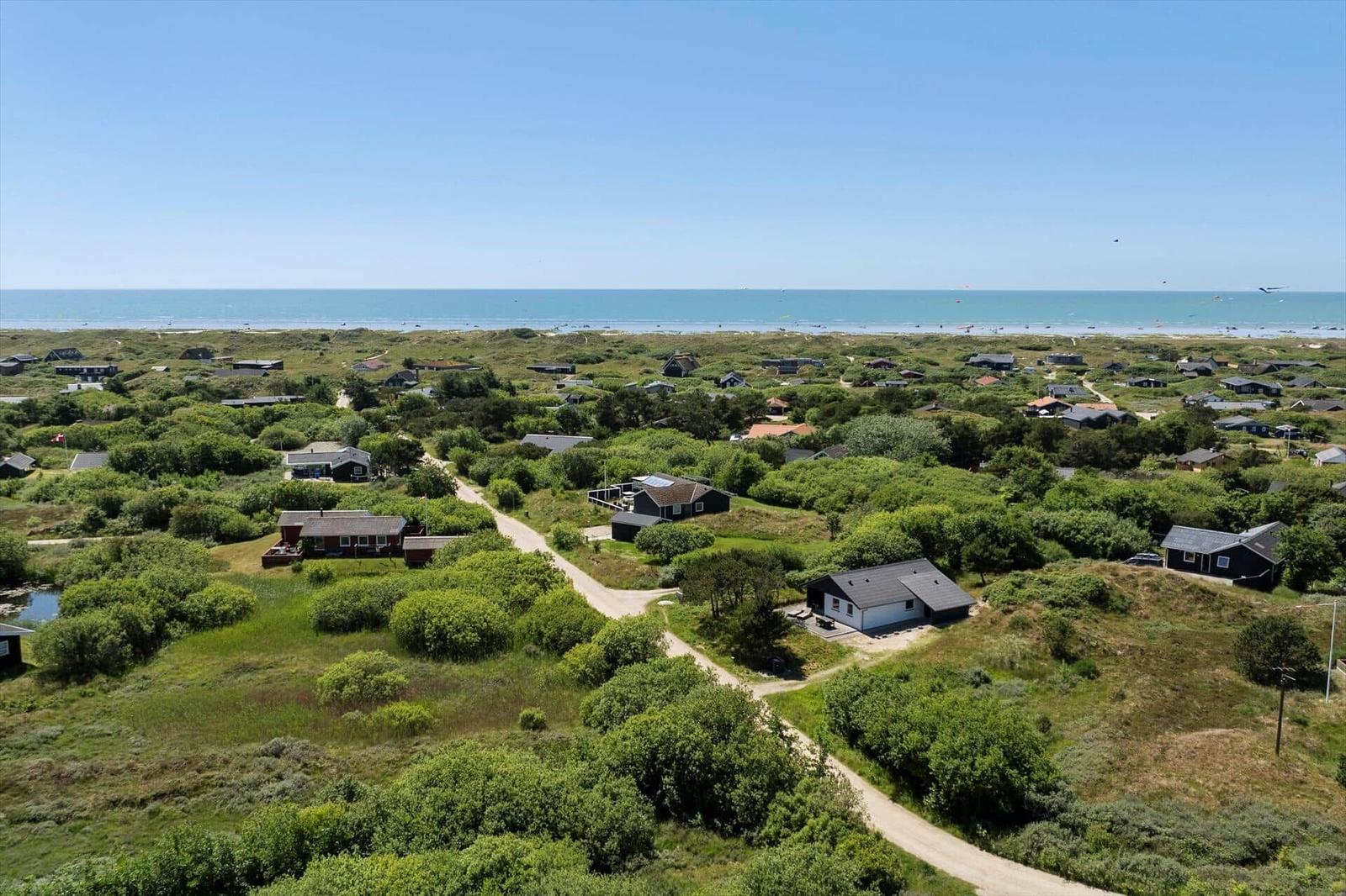 Häuser in grüner Landschaft mit Blick auf das Meer