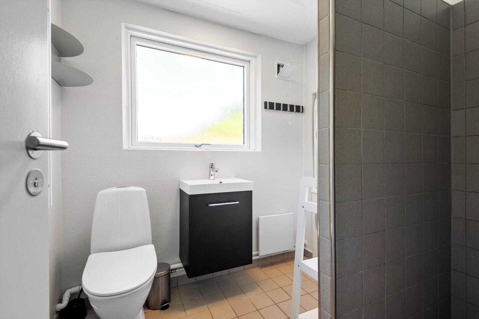 Badezimmer mit Toilette, Waschbecken und Dusche