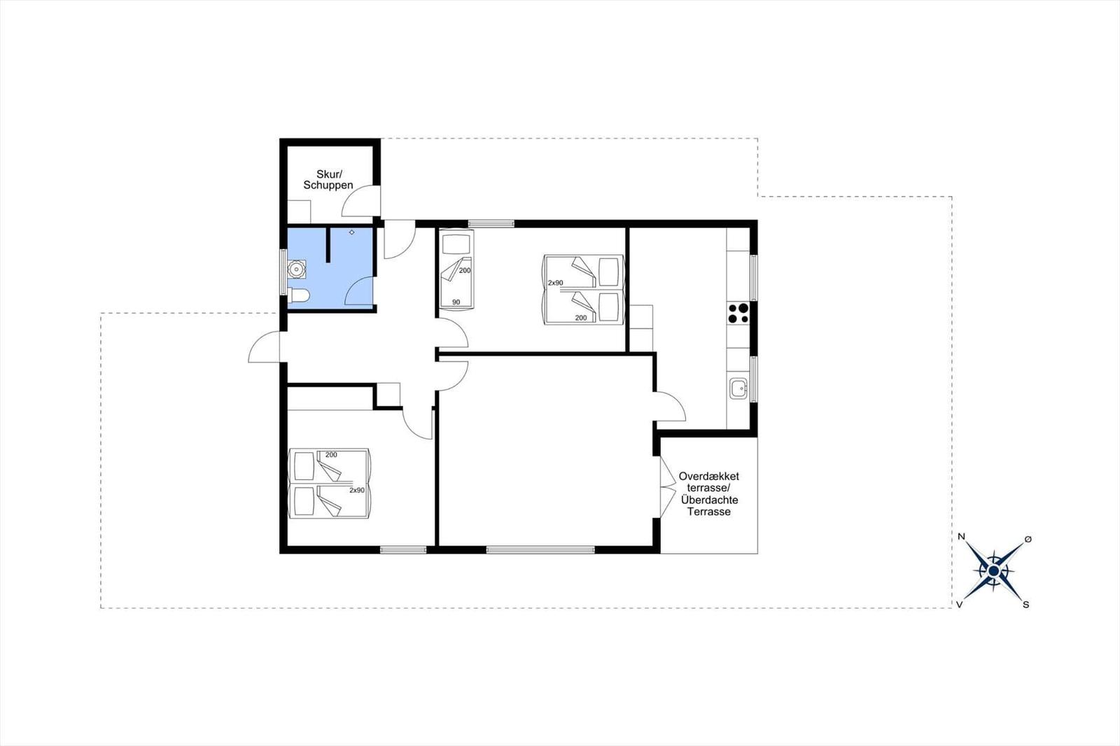 Wohnung mit drei Schlafzimmern, Küche und überdachter Terrasse. Ein Badezimmer und Schuppen sind vorhanden.