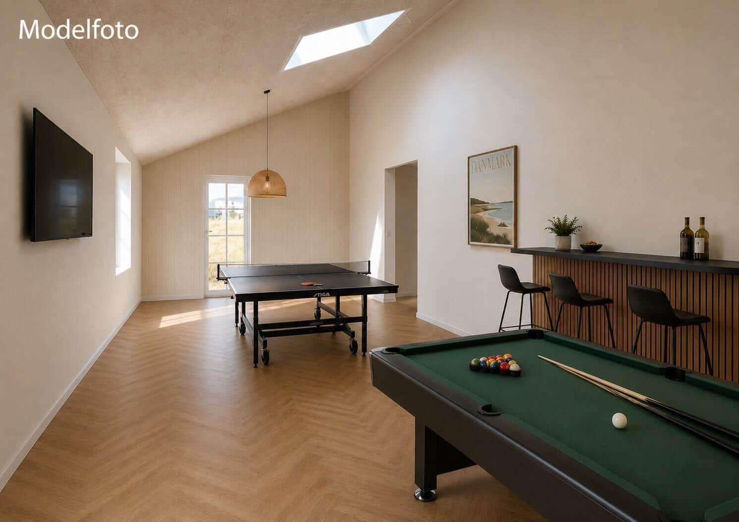 Raum mit Billardtisch und Tischtennisplatte. Barbereich mit Stühlen und Wandbild.