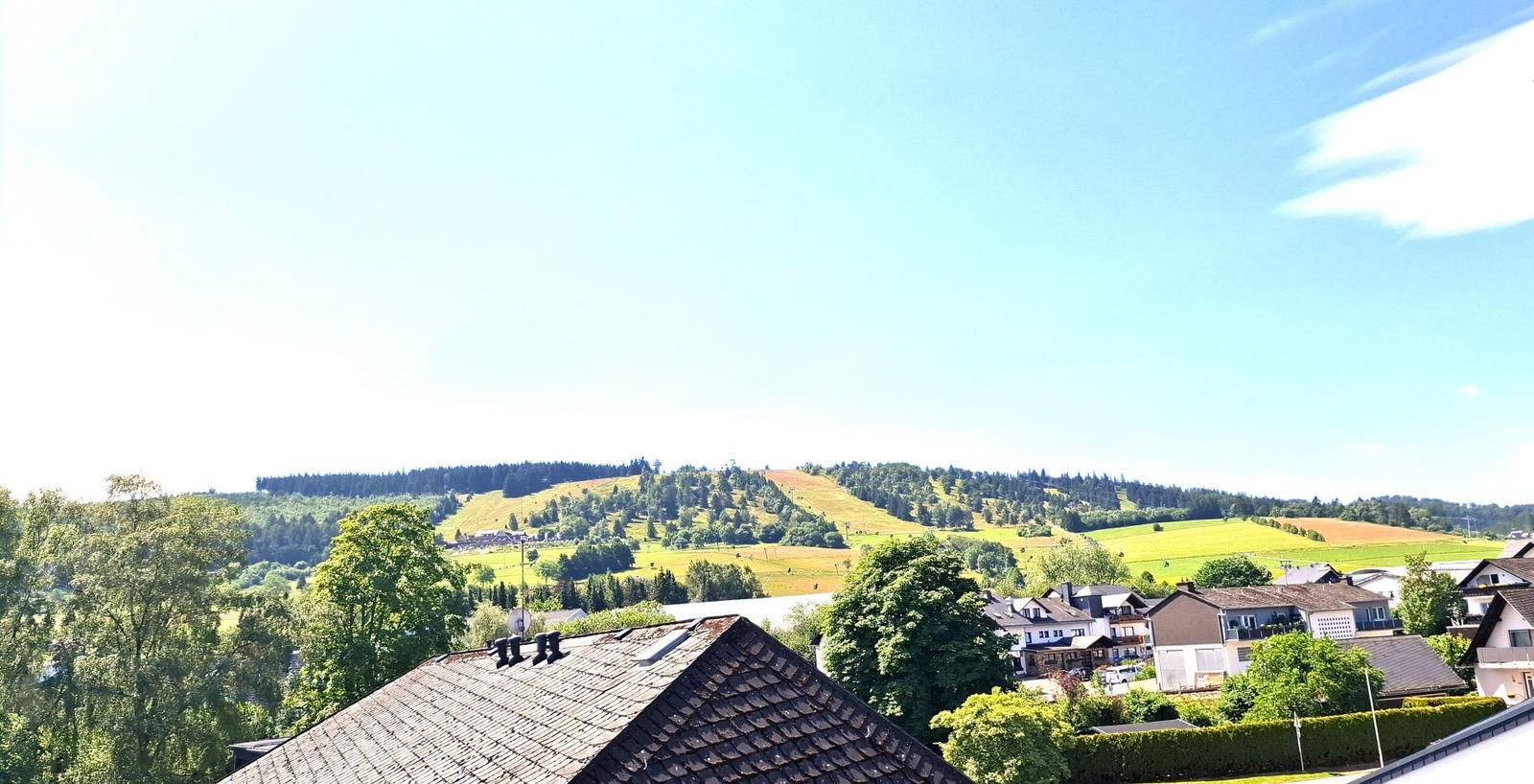 Blick aus dem Fenster vom kleinen Schlafzimmer auf den Ettelsberg mit dem Hochheideturm