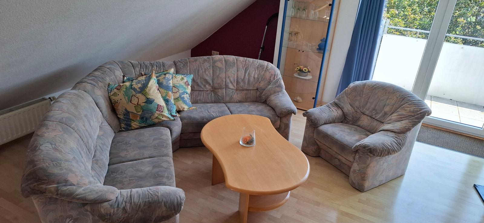 Sofa mit Sessel im Wohnraum