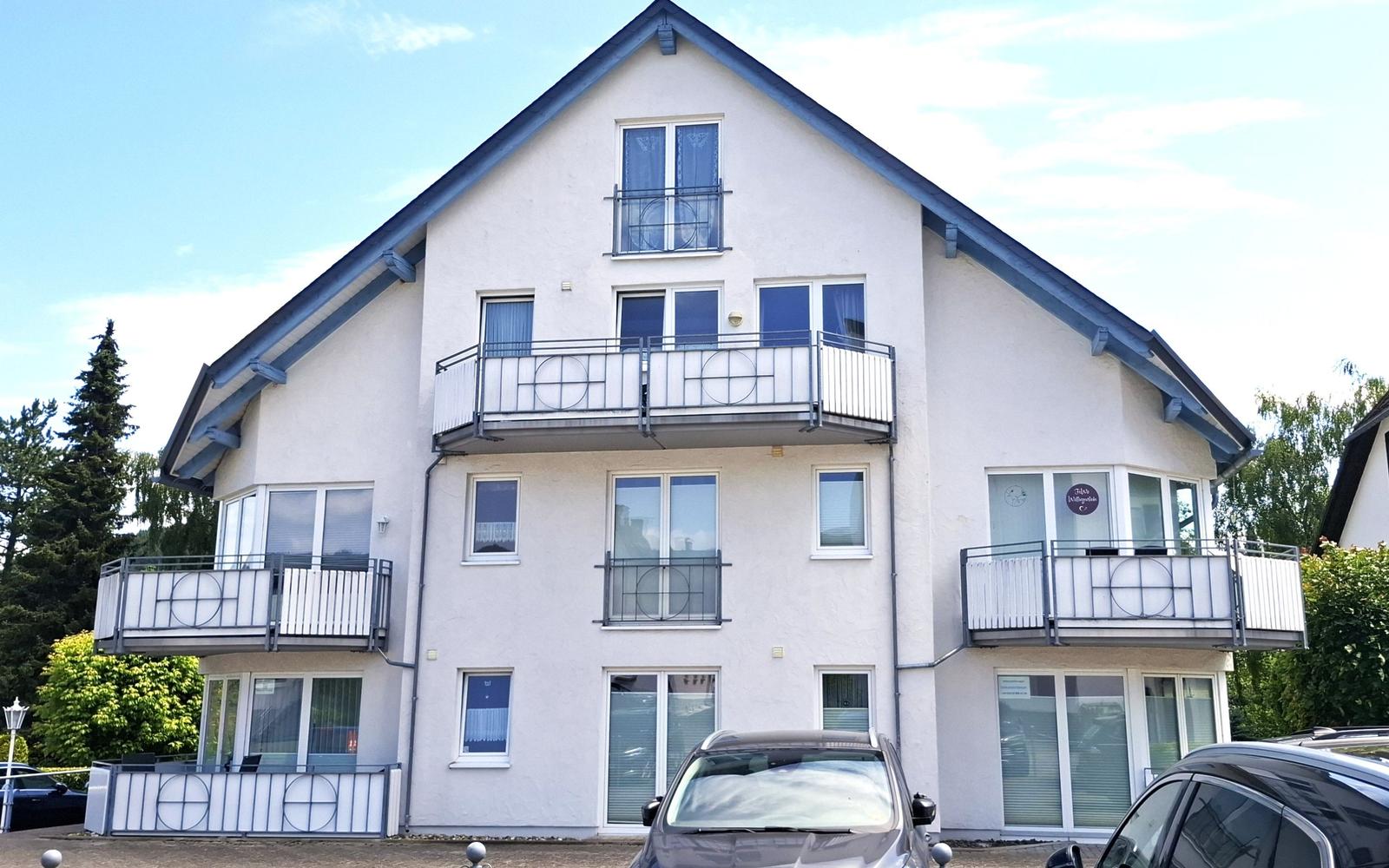 Außenansicht vom Haus mit Parkplätzen