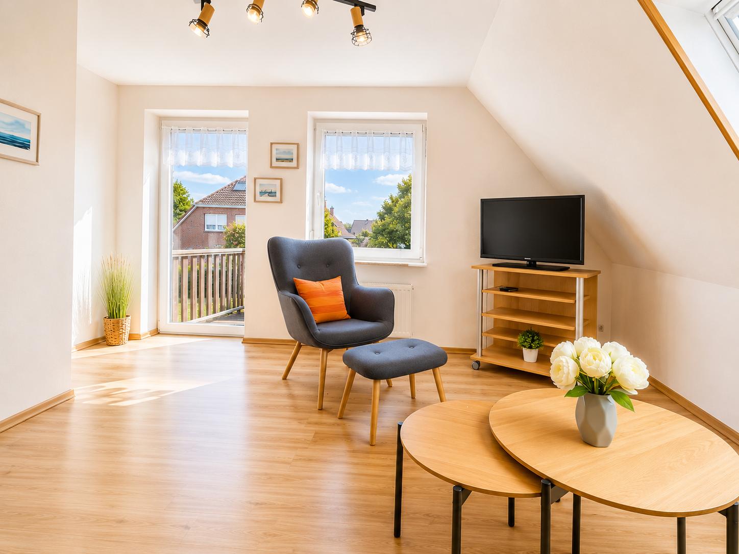 Wohnzimmer mit Zugang zum Balkon...